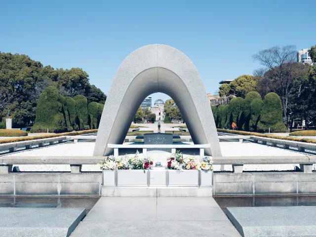 原爆ドームと周囲の木々