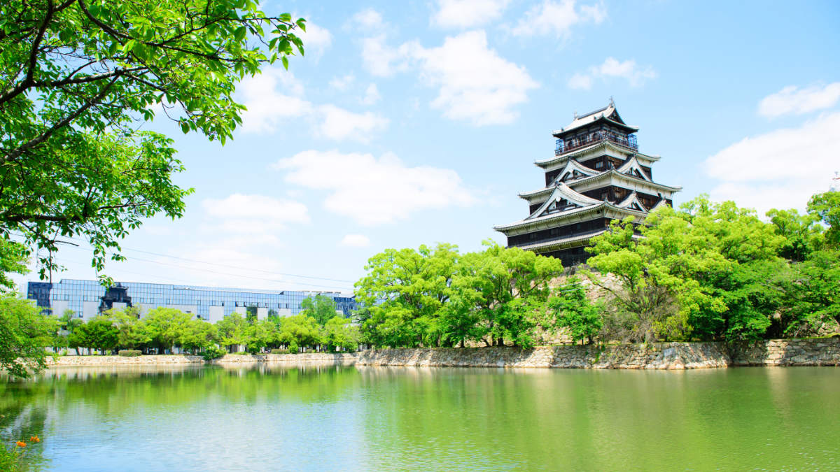 広島城と周りを囲む川の景色