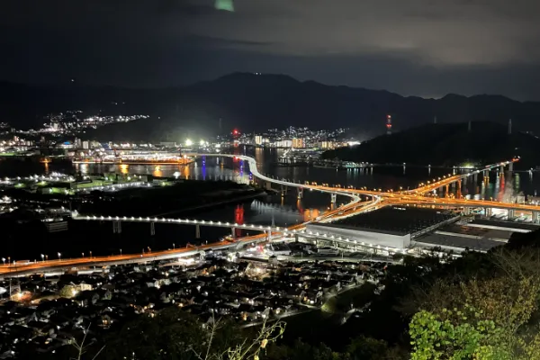 広島の夜を感じる街並みのイメージ
